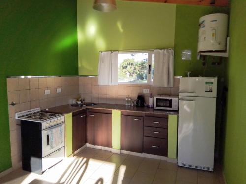 Η κουζίνα ή μικρή κουζίνα στο Cabañas Los Troncos