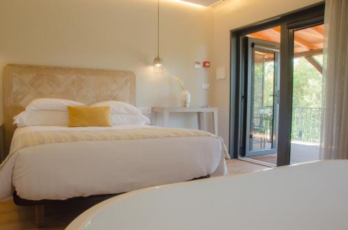 Un dormitorio con dos camas y una puerta corrediza de cristal. en Quinta do Caminho, AL, en Valença