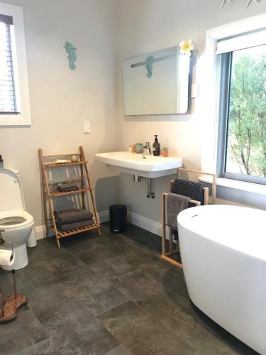 Koupelna v ubytování Wairimu View Lodge