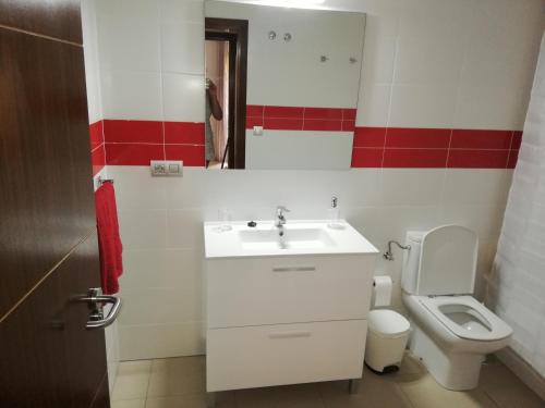 łazienka z umywalką i toaletą w obiekcie ILUSIÓN ALCALÁ MAR w mieście Alcalá