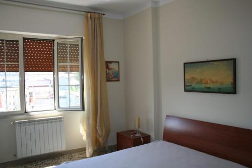 una camera con letto e finestra di Casa Anna ad Agropoli