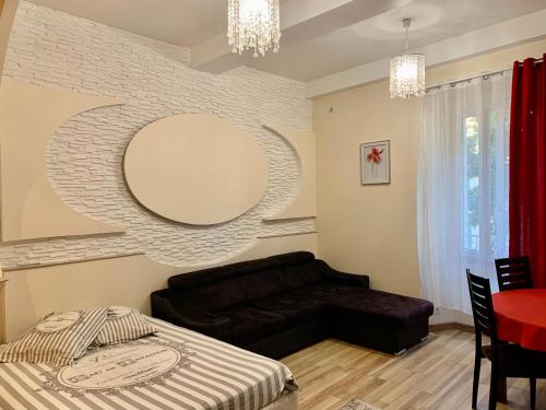 un salon avec un canapé et un miroir dans l'établissement Splendide Studio au cœur historique de Fréjus, à Fréjus