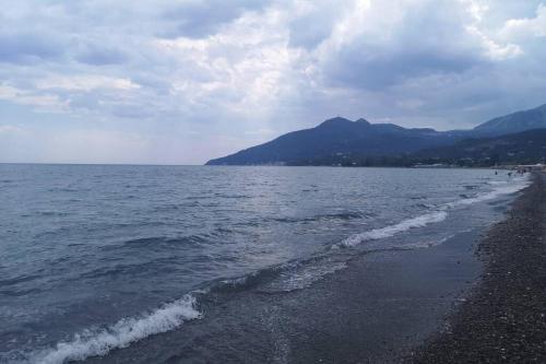 a beach with a body of water and mountains at Villa Cilento Mare, bellissima con ampio giardino in Capitello