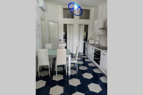 a kitchen with a black and white checkered floor at Villa Cilento Mare, bellissima con ampio giardino in Capitello