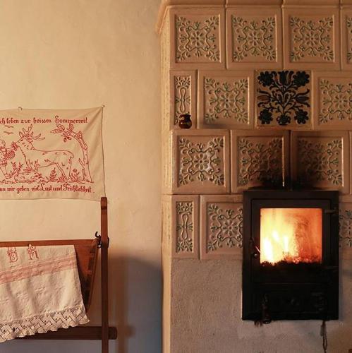 a living room with a fireplace in a room with a towel at La Hansi in Crit in Criţ