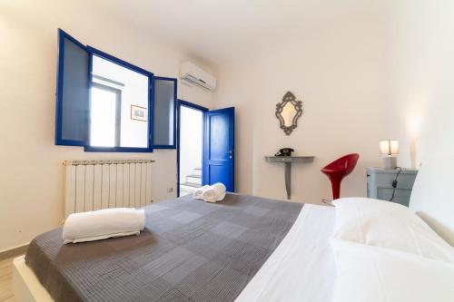 A bed or beds in a room at Attic Central with a superb city view