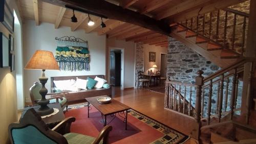 ein Wohnzimmer mit einer Treppe und einem Tisch in der Unterkunft Casa Valle in Foz