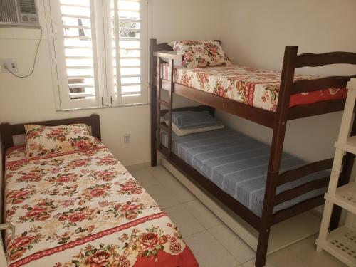 Bunk bed o mga bunk bed sa kuwarto sa Apartamento na Praia do MORRO BRANCO - CEARÁ - MB06201
