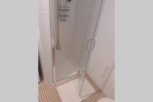 eine Dusche mit Glastür im Bad in der Unterkunft Dalla Bosh 2 in Parma