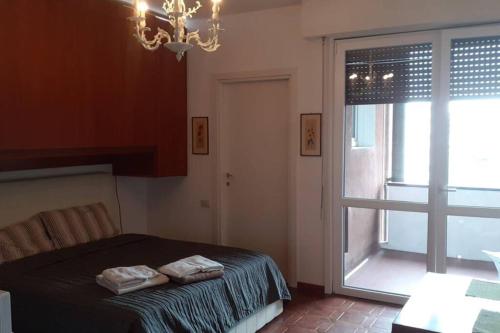 ein Schlafzimmer mit einem Bett mit zwei Handtüchern darauf in der Unterkunft Dalla Bosh 2 in Parma