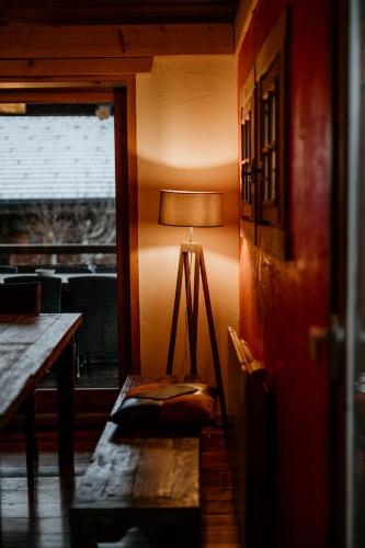 une lampe assise à côté d'une table dans une pièce dans l'établissement Chalet Marie Blanche, à Saint-Gervais-les-Bains