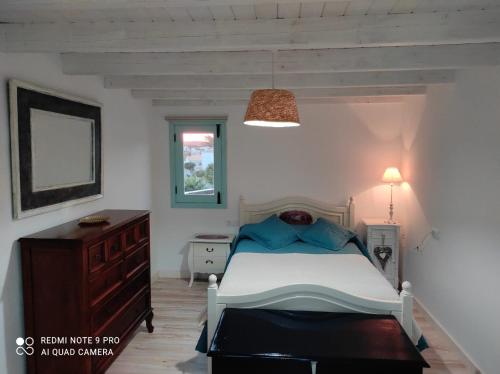 ラ・オリーバにあるSuite La Olivaのベッドルーム1室(ベッド1台、ドレッサー、ランプ付)
