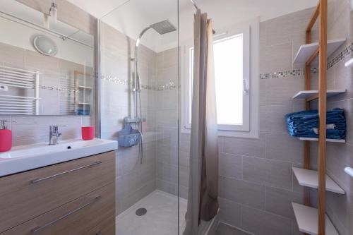 une salle de bain avec une douche, un lavabo et un miroir dans l'établissement T4 entièrement rénové proche plage, à Toulon