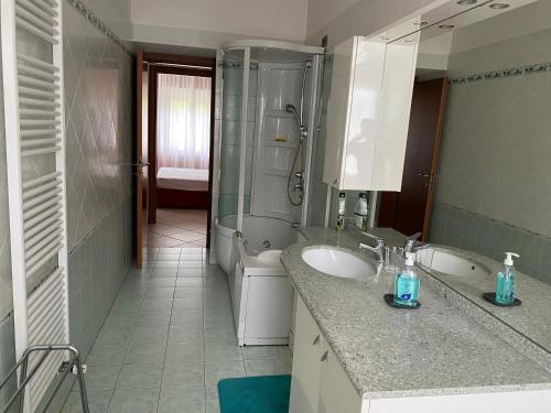 PisanoにあるVilla Vacanzeのバスルーム(シャワー、洗面台、トイレ付)