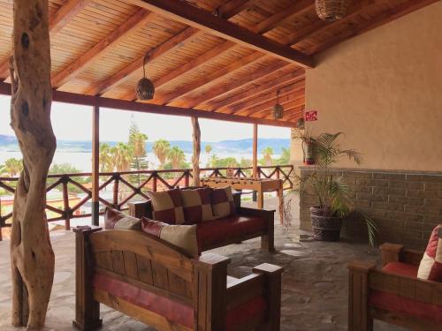 - un salon avec un canapé et une grande fenêtre dans l'établissement Hotel Spa el Gran Coral By Rotamundos, à Jocotepec