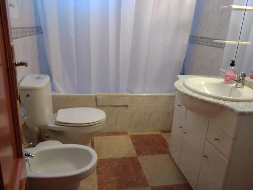 y baño con aseo y lavamanos. en Cortijo ZD, en Mojácar