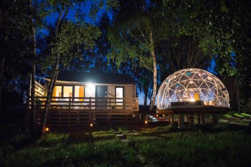 Foto JURA GLAMP luksusowe całoroczne domki na wyłączność KOPUŁY IGLOO taras ogród 1