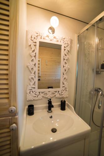 a bathroom with a sink and a mirror at JURA GLAMP luksusowe całoroczne domki na wyłączność KOPUŁY IGLOO taras ogród in Wola Kalinowska
