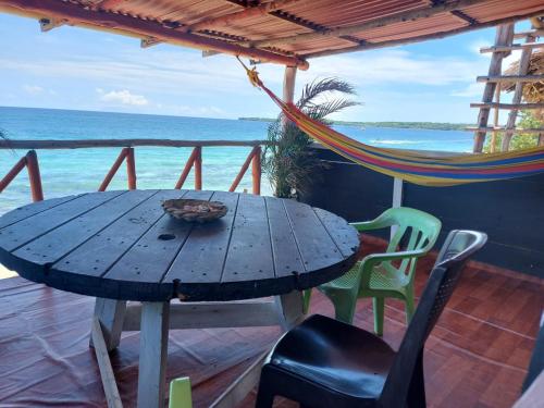 einen Tisch und Stühle auf einer Terrasse mit Meerblick in der Unterkunft Playa Tortuga Cabaña in Playa Blanca
