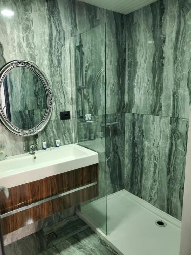 a bathroom with a sink and a mirror at Vila Paradis Costinesti in Schitul