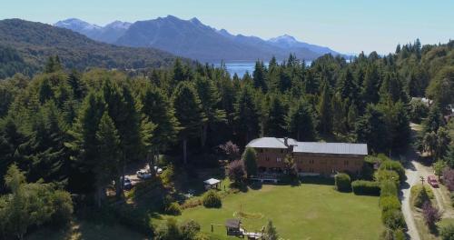 an aerial view of a house with a large yard at Le Bouquet Apart Hotel in San Carlos de Bariloche
