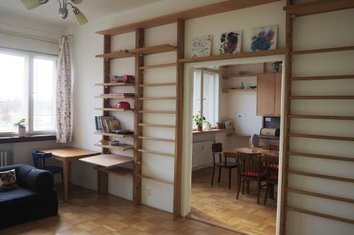 Zimmer mit einer Schiebetür, die in ein Wohnzimmer führt in der Unterkunft Rodinný apartmán v centru Prahy in Prag