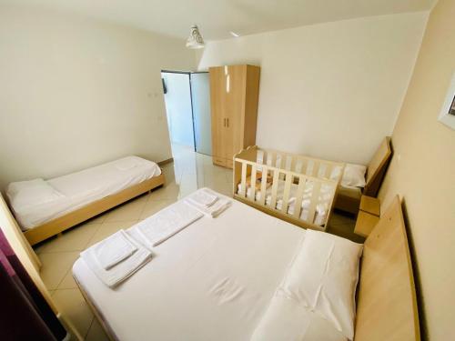 En eller flere senge i et værelse på Vila Hotel