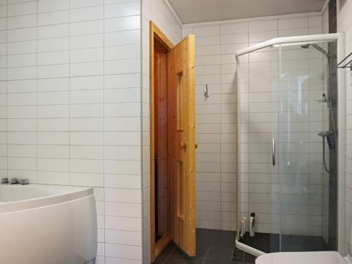 y baño con bañera, aseo y ducha. en Holiday home Bovallstrand V, en Bovallstrand