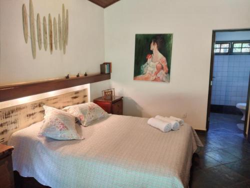 een slaapkamer met een bed met twee handdoeken erop bij Sítio Santo António do Agudo in Bragança Paulista