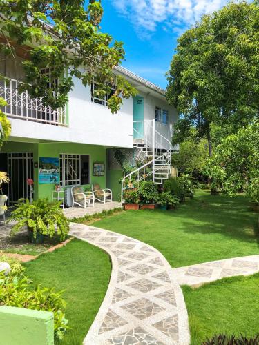 Taman di luar Posada Nativa Bernard Place