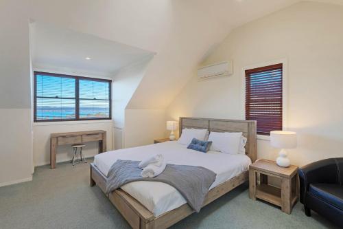 una camera da letto con un letto con un animale di peluche sopra di Whale Cove Circuit a Eden