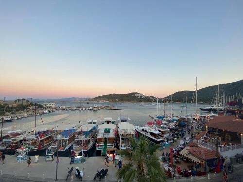 Datça Yat Limanı’nda Denize Sıfır Geniş Süper Ev-1