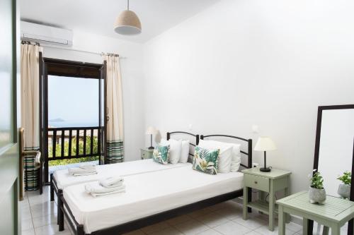 Katil atau katil-katil dalam bilik di Monemvasia Green Apartments