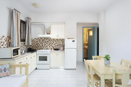 Virtuve vai virtuves zona naktsmītnē Monemvasia Green Apartments