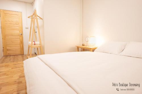 Кровать или кровати в номере Petra Boutique Donmuang