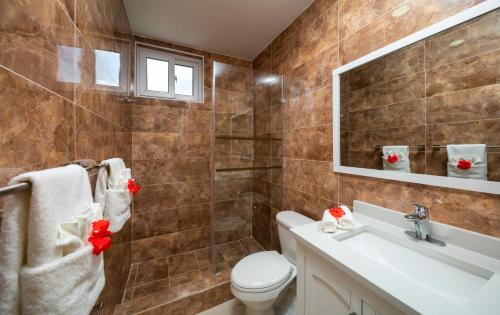 Een badkamer bij Samsara Cliff Resort & Spa