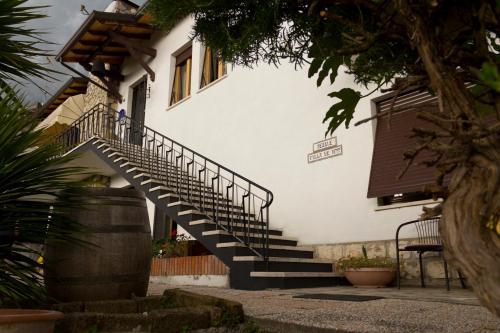 een huis met een trap ervoor bij Villa de Ros in Salò