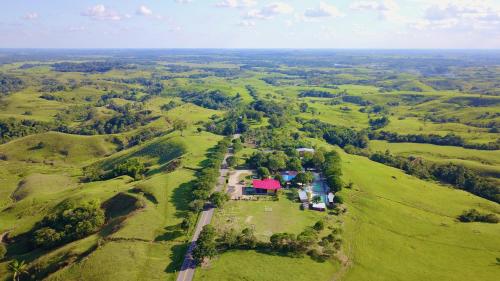 an aerial view of a house on a green field at Estadero Bello Horizonte in Florencia