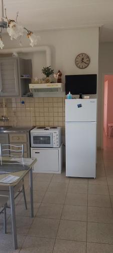Кухня или мини-кухня в Bousounis Apartments

