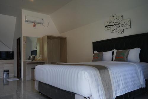 Tempat tidur dalam kamar di Madu Tiga Beach and Resort