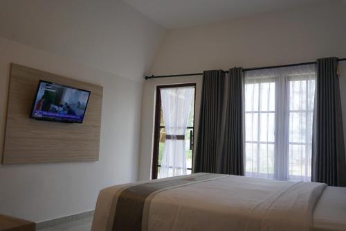 Tempat tidur dalam kamar di Madu Tiga Beach and Resort