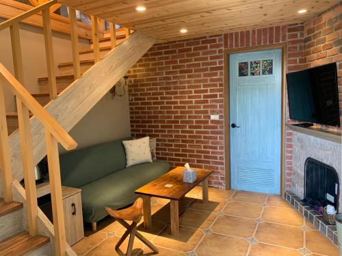a living room with a couch and a fireplace at 心享庭園民宿 Wishes B&B in Jian