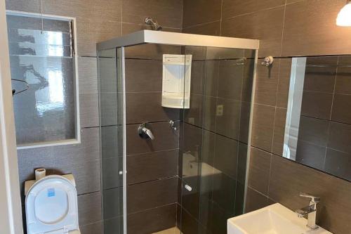 La salle de bains est pourvue d'une douche, de toilettes et d'un lavabo. dans l'établissement Tower Center Apartment, à La Paz