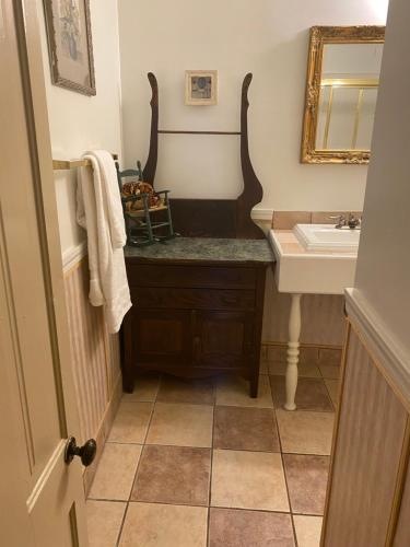 A bathroom at Gunn House Hotel