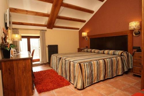 1 dormitorio con 1 cama y lavamanos. en Hotel Con Encanto La Façana, en Biar