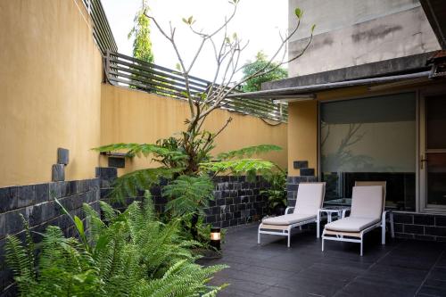 Ein Garten an der Unterkunft In-stone Motel