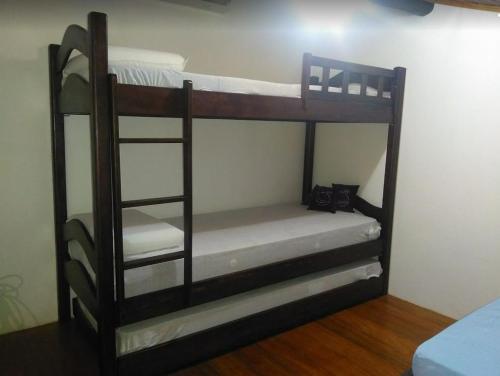 Uma ou mais camas em beliche em um quarto em Gravatá sonho de estadia - 928