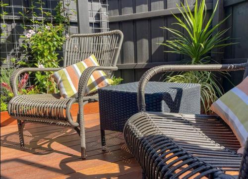 trzy krzesła i stół na patio w obiekcie Ballarat CBD Accommodation 2 Bd Townhouse Talbot Terrace w mieście Ballarat