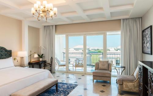 une chambre d'hôtel avec un lit et un balcon dans l'établissement Al Habtoor Polo Resort, à Dubaï