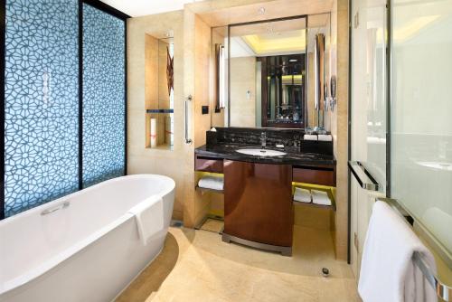 Ванная комната в Crowne Plaza Chengdu Panda Garden, an IHG Hotel